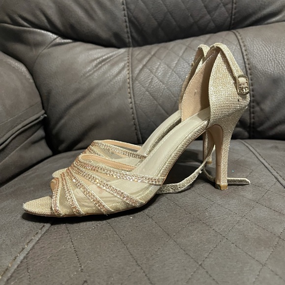 Gold and sparkly David’s bridal small heel - Picture 2 of 3